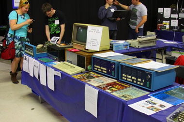 復(fù)古風(fēng)潮席卷美國(guó)計(jì)算機(jī)展，老款蘋(píng)果產(chǎn)品與新式維修服務(wù)同臺(tái)受捧